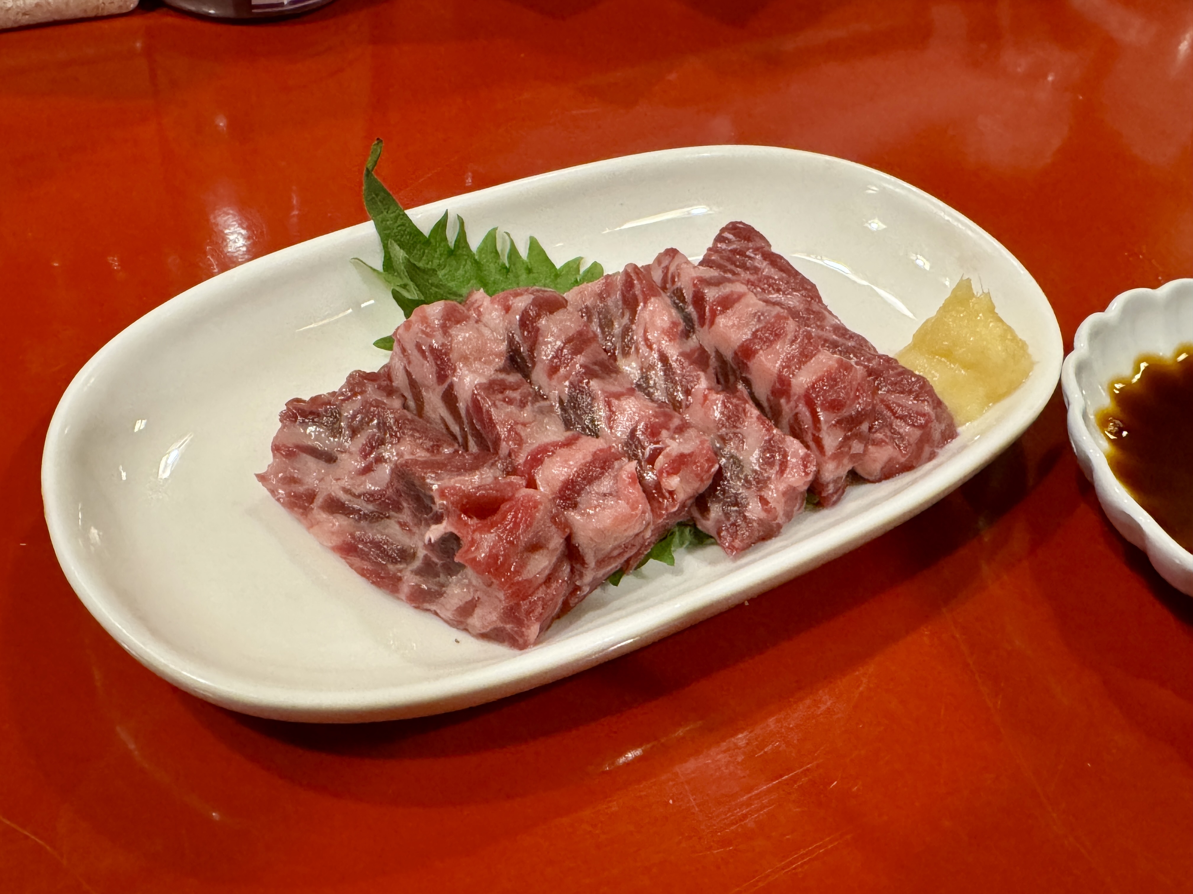 とろ鯨刺し